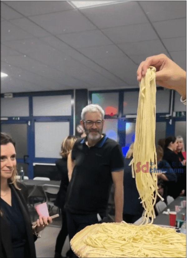 山东婆婆法国做手擀面,馋哭隔壁邻居! 山东婆婆法国做手擀面,馋哭隔壁邻居!