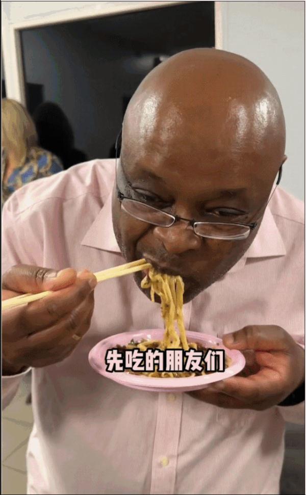 山东婆婆法国做手擀面,馋哭隔壁邻居! 山东婆婆法国做手擀面,馋哭隔壁邻居!