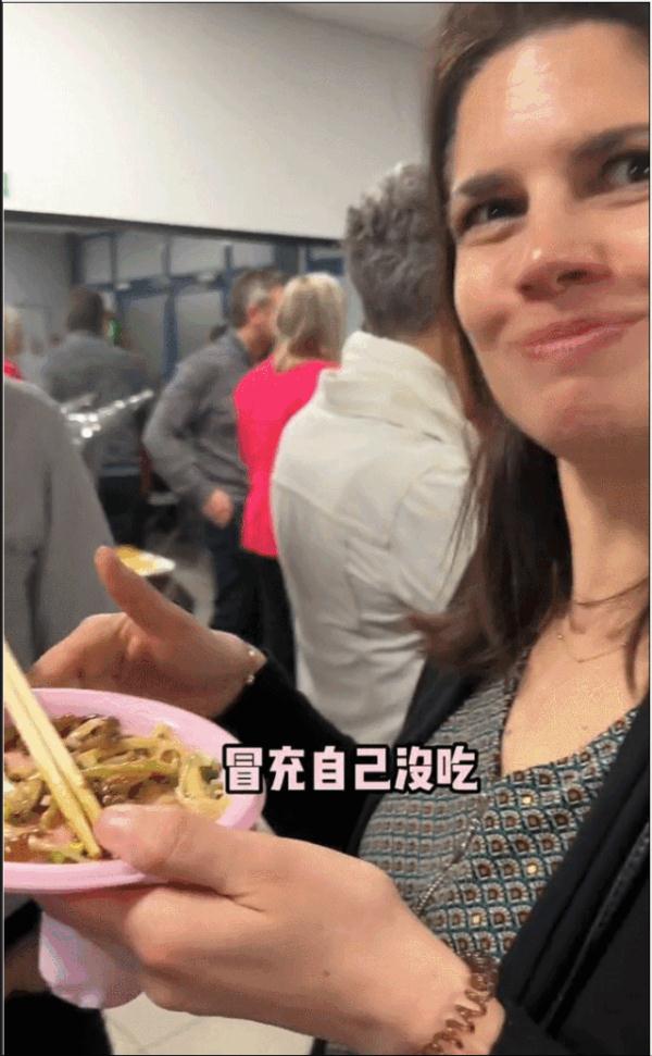 山东婆婆法国做手擀面,馋哭隔壁邻居! 山东婆婆法国做手擀面,馋哭隔壁邻居!