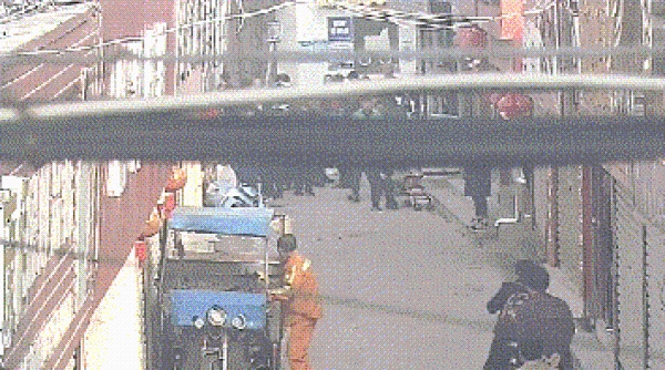 大爷忧心儿子病情行车撞坏他人财物借钱赔付，物主退还大半