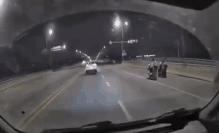 血的教训!他们骑电动车横过马路被撞... 血的教训!他们骑电动车横过马路被撞...