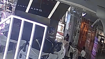 广西一商场内突发！他，徒手夺刀