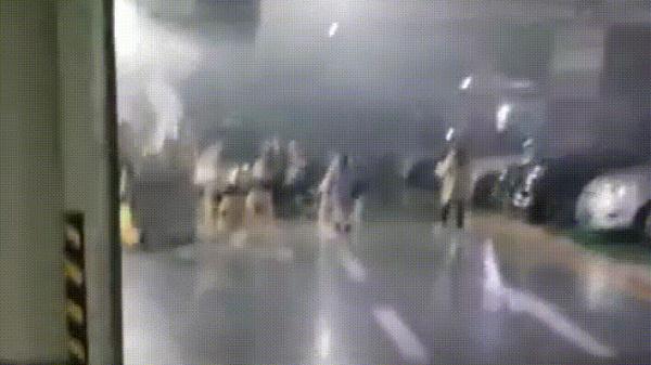 太危险了！这样烧烤居然会爆炸！