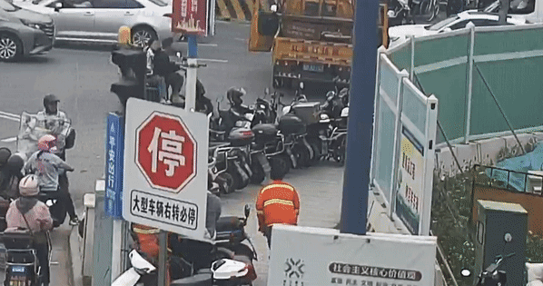 工程车无故开启“自动驾驶”模式? 工程车无故开启“自动驾驶”模式?