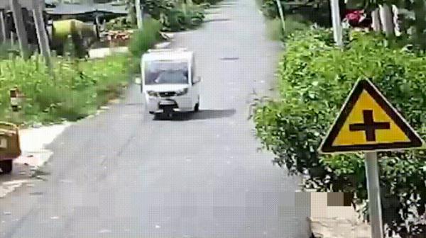 12岁少年骑电动车猛冲,差点悲剧…… 12岁少年骑电动车猛冲,差点悲剧……