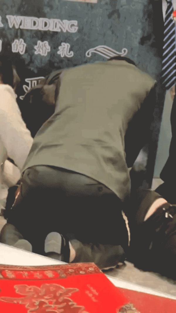 跪地救人的新郎胡鹏刚，你真帅！