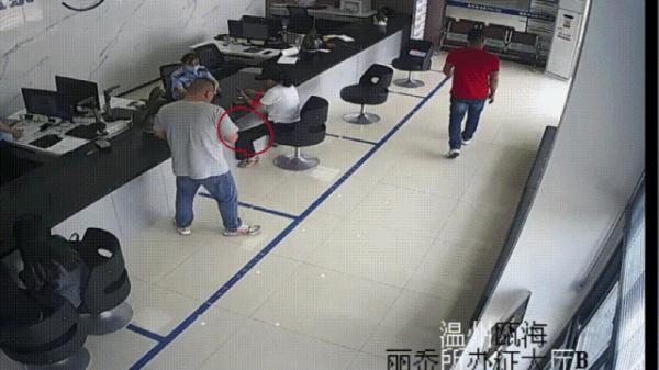 一眼思念三十年，他在户籍窗口前，不舍挪开视线