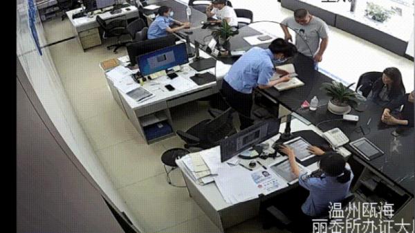 一眼思念三十年，他在户籍窗口前，不舍挪开视线