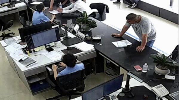 一眼思念三十年，他在户籍窗口前，不舍挪开视线