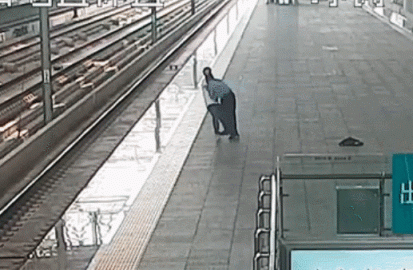 不顾阻拦“连推带咬”硬闯高铁检票口,行拘十天 不顾阻拦“连推带咬”硬闯高铁检票口,行拘十天