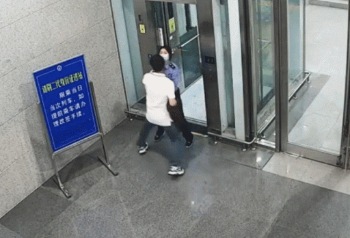 不顾阻拦“连推带咬”硬闯高铁检票口,行拘十天 不顾阻拦“连推带咬”硬闯高铁检票口,行拘十天