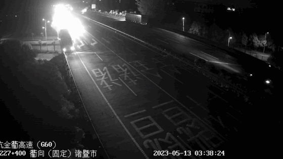 车翻出护栏，他才醒……