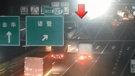 车翻出护栏，他才醒……