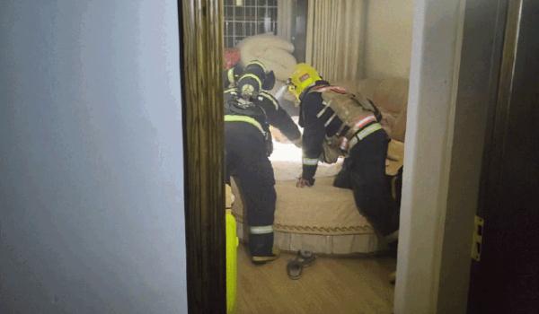 俩孩子被困火场，只因家长……