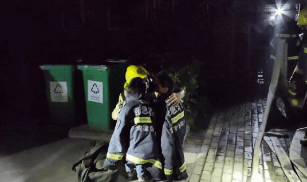 俩孩子被困火场，只因家长……