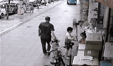 “查他！”资阳特警扮演人贩子演技逼真吓坏网友