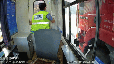 收费员多问一句，救下一条命！