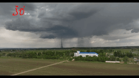 牡丹江突遭龙卷风,乌云密布并伴有暴雨、冰雹! 牡丹江突遭龙卷风,乌云密布并伴有暴雨、冰雹!