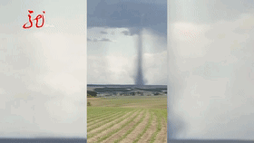 牡丹江突遭龙卷风,乌云密布并伴有暴雨、冰雹! 牡丹江突遭龙卷风,乌云密布并伴有暴雨、冰雹!