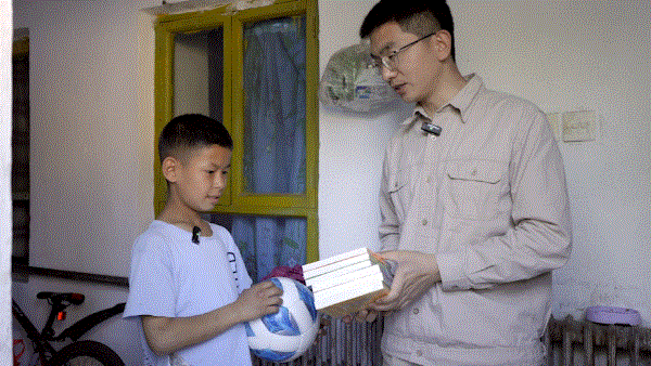 饮水思源！新疆小伙从江苏回母校鼓励学弟学妹