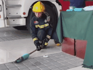 固体酒精起火 严禁用水灭火 固体酒精起火 严禁用水灭火