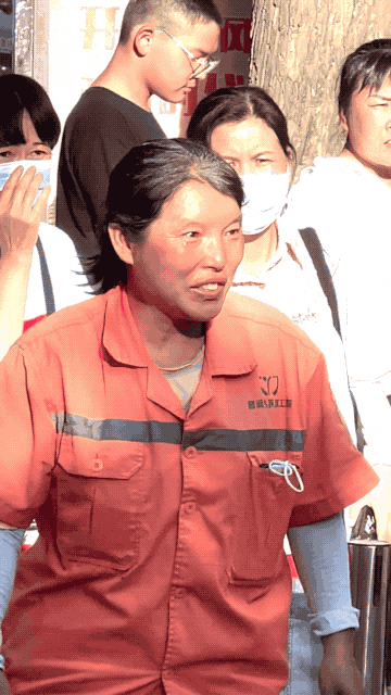 考场外的这对母子感动全网!比“旗袍妈妈”更美... 考场外的这对母子感动全网!比“旗袍妈妈”更美...