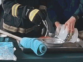 固体酒精起火 严禁用水灭火 固体酒精起火 严禁用水灭火