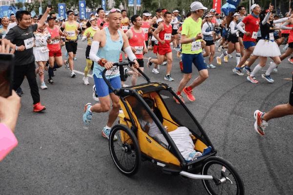 兰州马拉松开跑：追风逐日 向阳而行