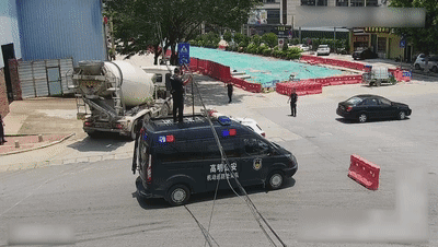 你在烈日下撑起电缆的样子，真帅！