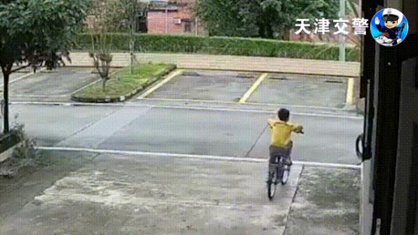 目不斜视、毫不犹豫，14岁少年骑电动车勇闯滚滚车流！