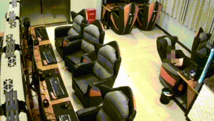 江西赣州一男子在网吧睡着后，有人对他下手了！