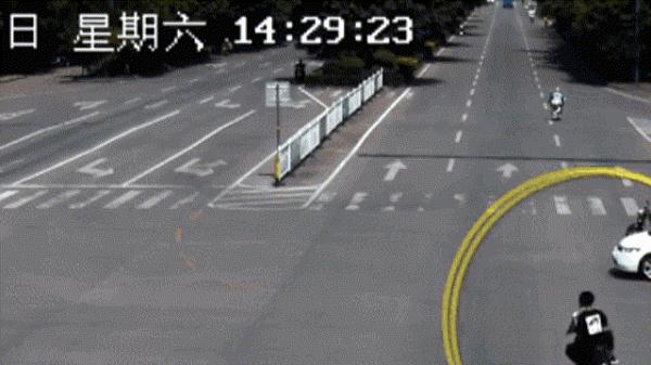 目不斜视、毫不犹豫，14岁少年骑电动车勇闯滚滚车流！