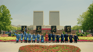 高校新版专属学位服惊艳亮相！免费使用！