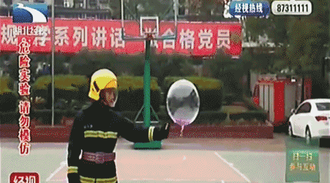 小孩玩氢气球瞬间爆燃,妈妈严重烧伤…… 小孩玩氢气球瞬间爆燃,妈妈严重烧伤……