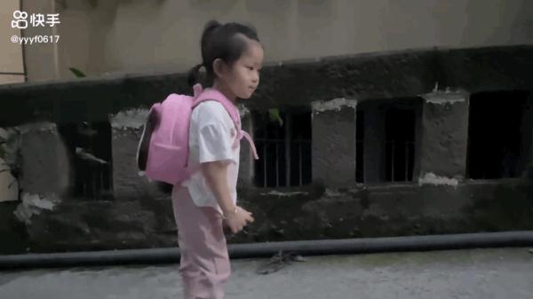 因穿衣太慢向妈妈道歉的女孩豆豆，可以上小学了！