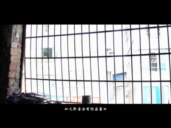 一居民家失火，有人躲到防盗窗上等待救援......