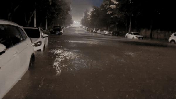 重庆暴雨道路积水，小伙凌晨冒雨挨个电话通知车主挪车获赞！