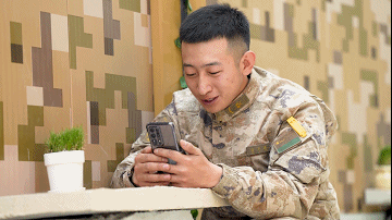 4年没回家,一口吃出妈妈包的粽子,他落泪了…… 4年没回家,一口吃出妈妈包的粽子,他落泪了……