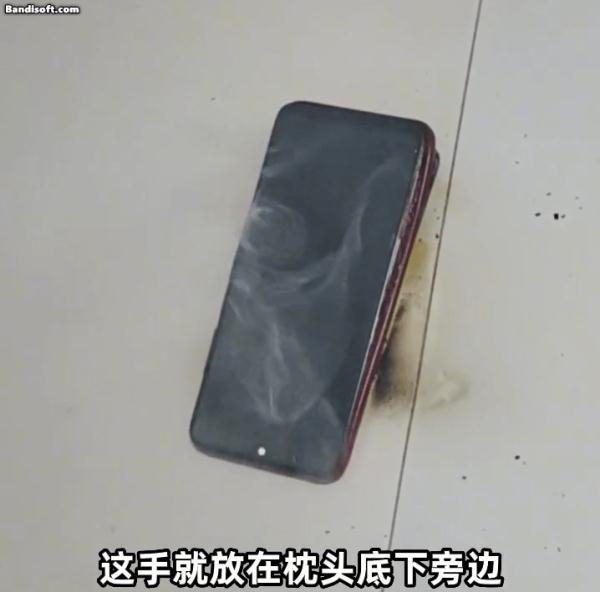 17岁女孩充电时用iPhone被电击，内脏受损，脚趾被烧焦面临截肢