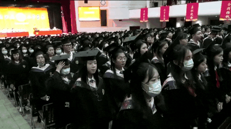 厦大全体毕业生三次鞠躬致谢！校长：不要只做知识的搬运工