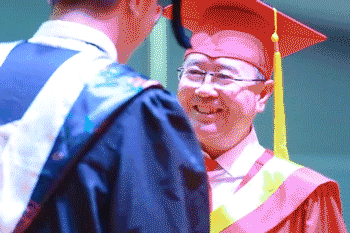 给每位毕业生拨穗！西北大学校长还和学生自拍数千次
