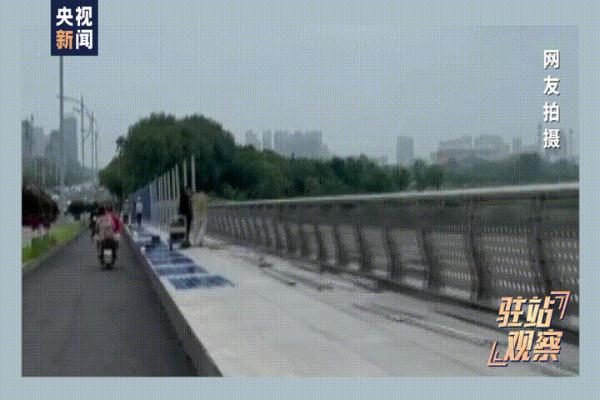 办音乐节用围栏封桥，网友：怕免费听？
