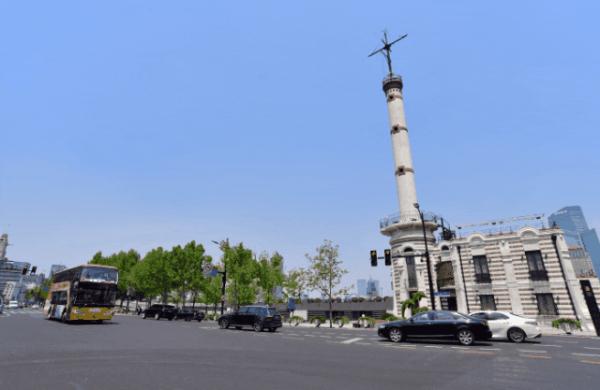 排队2小时!外滩每晚大排长龙,不断有人加入,工作人员:"别排了"… 排队2小时!外滩每晚大排长龙,不断有人加入,工作人员:"别排了"…