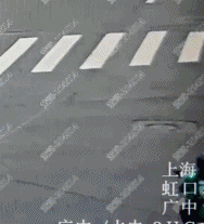 事发上海街头！一骑车人闯红灯被跑车撞飞，被判全责还要赔数十万车损
