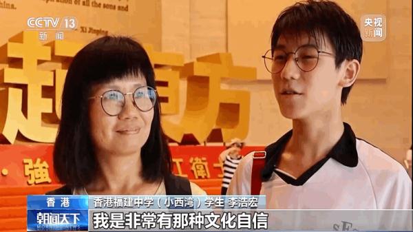 为驻港部队官兵撑伞，真暖！