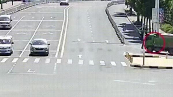 安徽一路口突发！一群热心人飞奔而来……