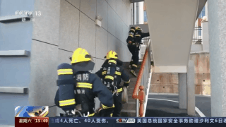 扛着64斤的泡沫桶、30斤的液化气罐 消防员不惧“烤”验开展高温环境下灭火训练 扛着64斤的泡沫桶、30斤的液化气罐 消防员不惧“烤”验开展高温环境下灭火训练