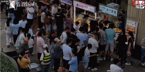 95后名校毕业,辞职来沪摆摊,竟成"排队王"! 95后名校毕业,辞职来沪摆摊,竟成"排队王"!