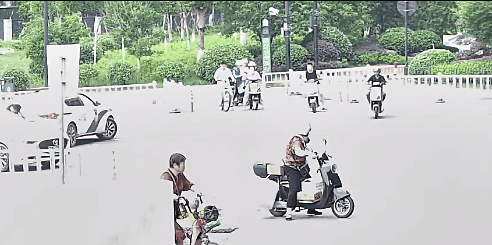 大街上，私家车突然对着警车鸣笛……民警“秒懂”！
