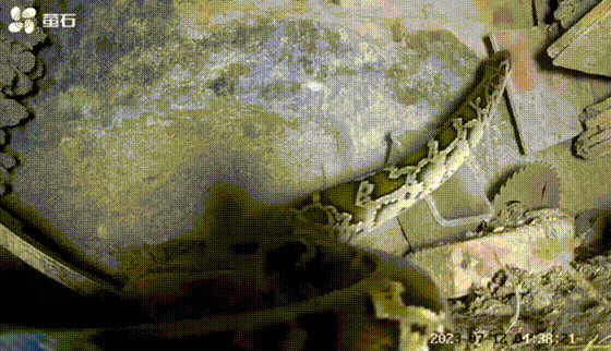 吓人!25斤巨蟒闯入福建一居民家中 吓人!25斤巨蟒闯入福建一居民家中